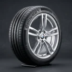 Pneu Continental montado em roda de liga leve de BMW, pronto para instalação, em fundo neutro escuro com iluminação técnica